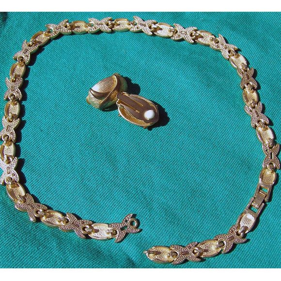 Vintage Goldtone Necklace & Clip-on Earrings Set BROKEN - Picture 6 of 8